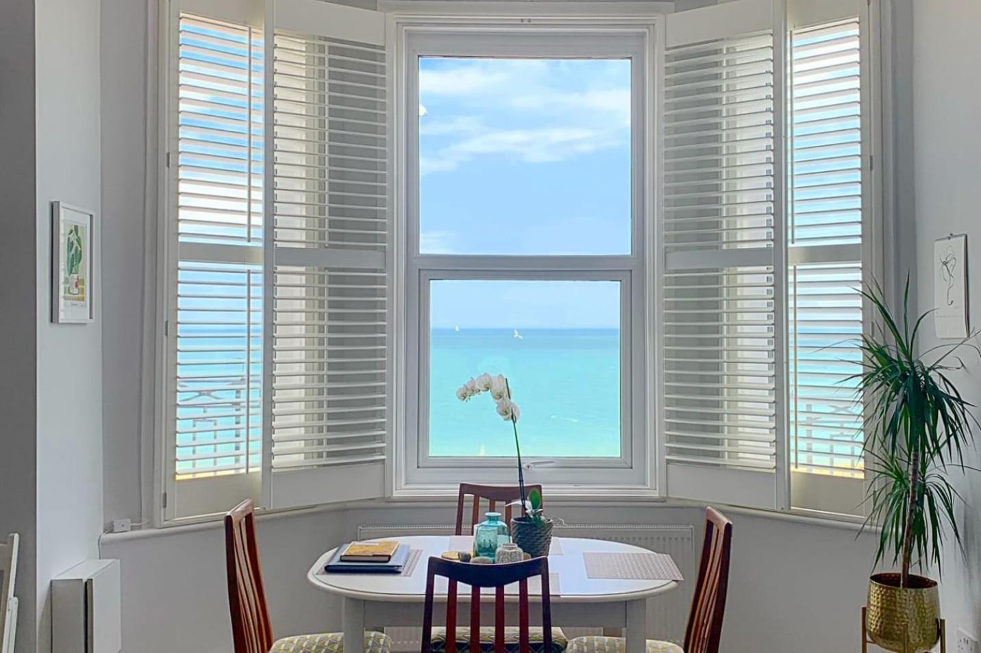 Spacious Beach Front Apartment With Stunning Sea Views دييْل المظهر الخارجي الصورة