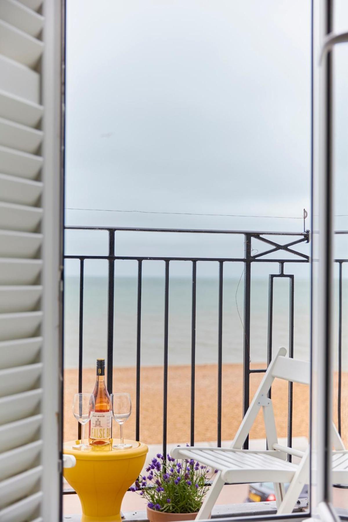 Spacious Beach Front Apartment With Stunning Sea Views دييْل المظهر الخارجي الصورة